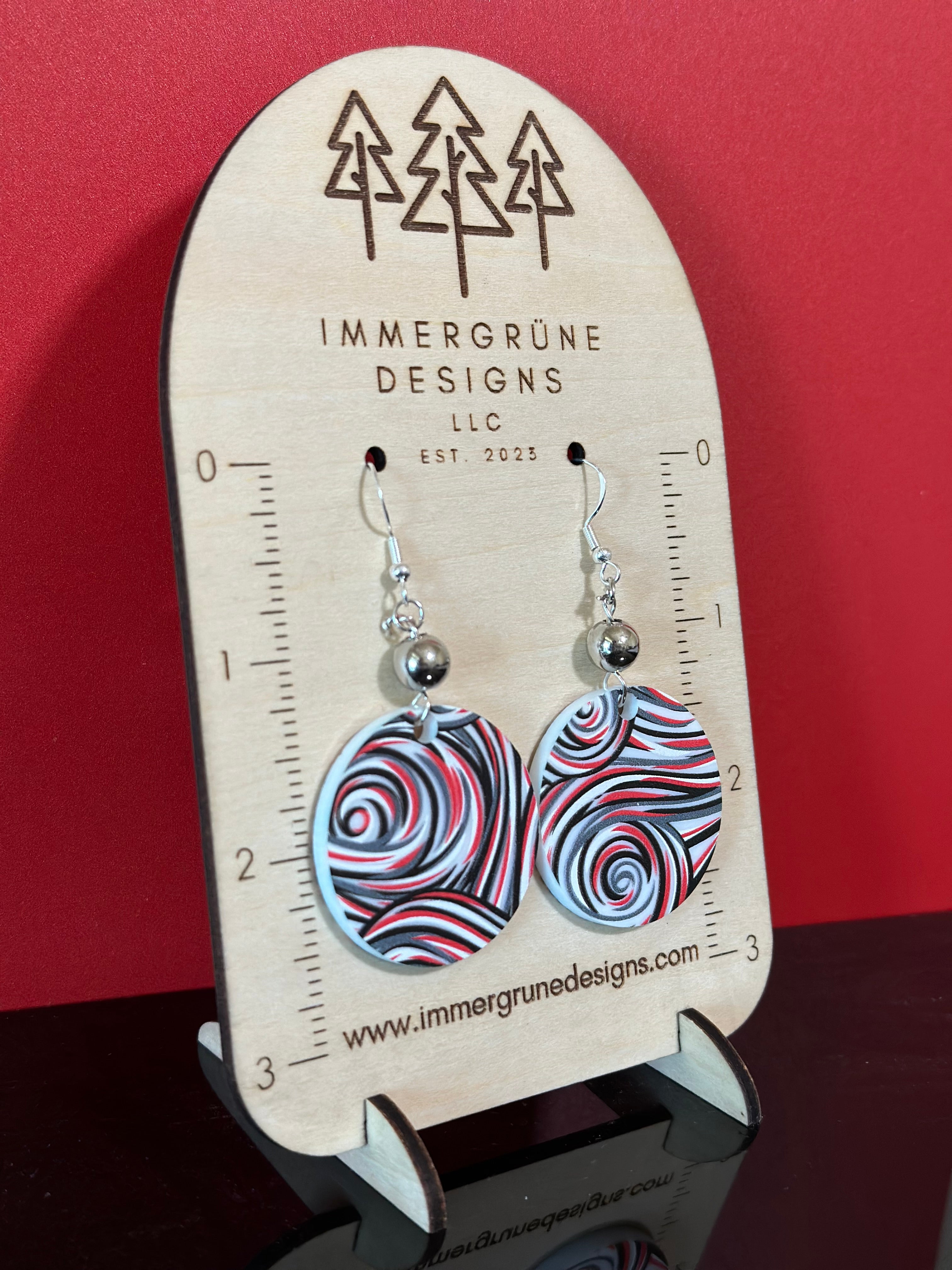 Red White & Black Rounds – Immergrüne Designs, LLC